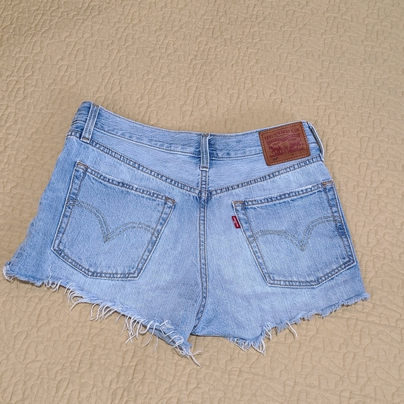 Levi's 501 distressed cut off jean shorts size 27 - Picture 4 of 5